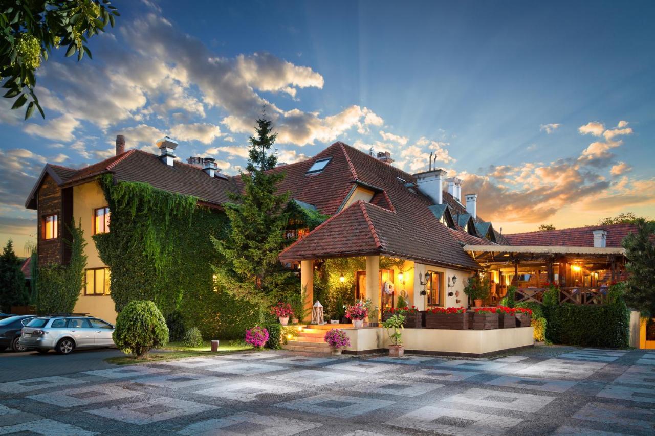 Villa Riccona Bronisze Екстериор снимка